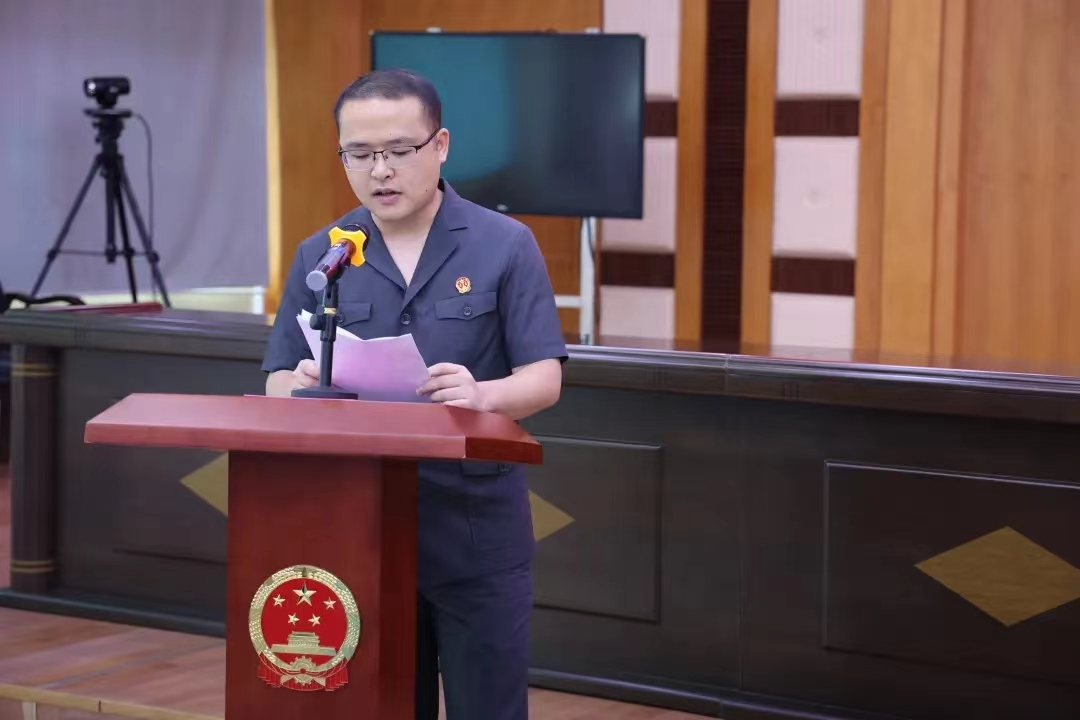 演讲台上的你.jpg