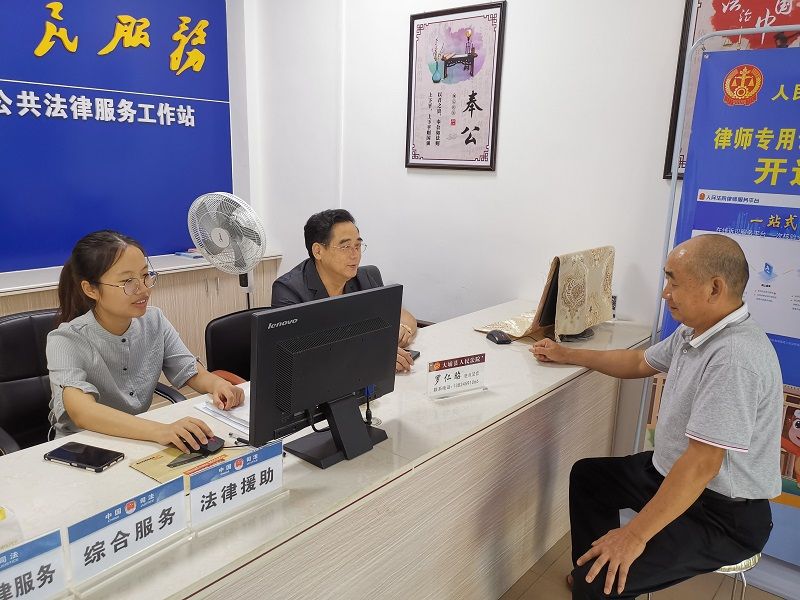 2021年6月7日上午罗仁昭庭长到大东服务站工作解答群众法律咨询，并向群众宣传网上立案。 (1).jpg