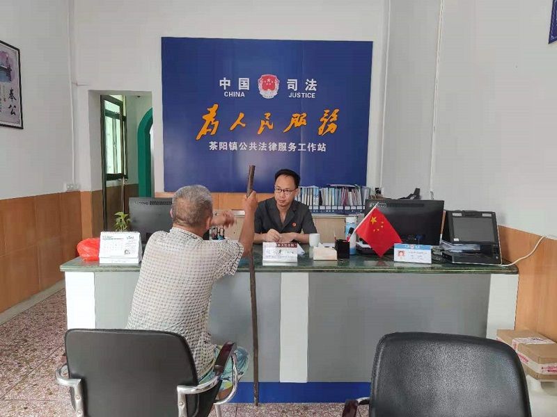 2021年6月18日，张永光法官到茶阳司法所坐班并为来访群众提供法律服务.jpg